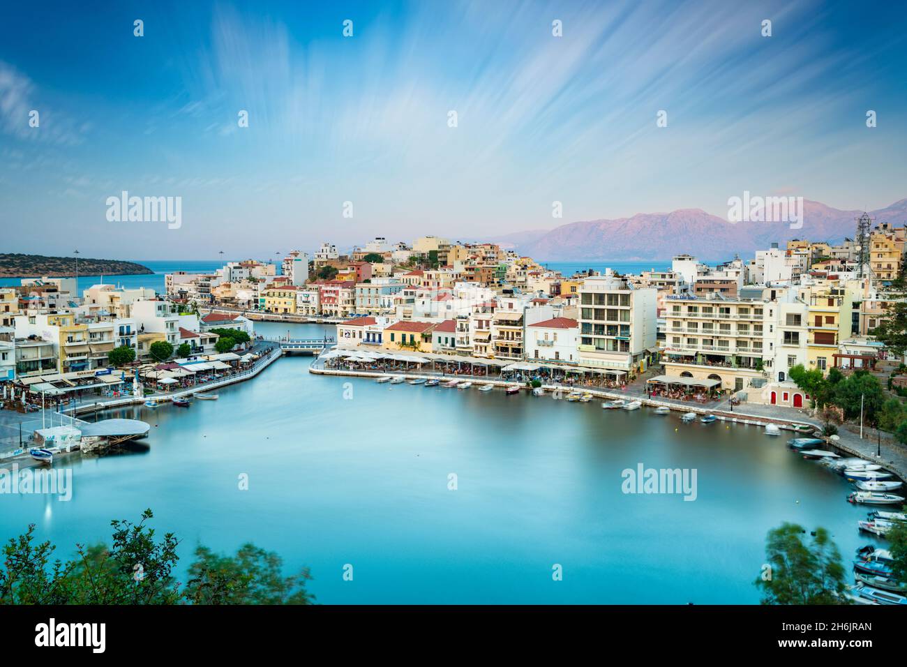 Badeort Agios Nikolaos am See Voulismeni, Präfektur Lasithi, Kreta, griechische Inseln, Griechenland, Europa Stockfoto