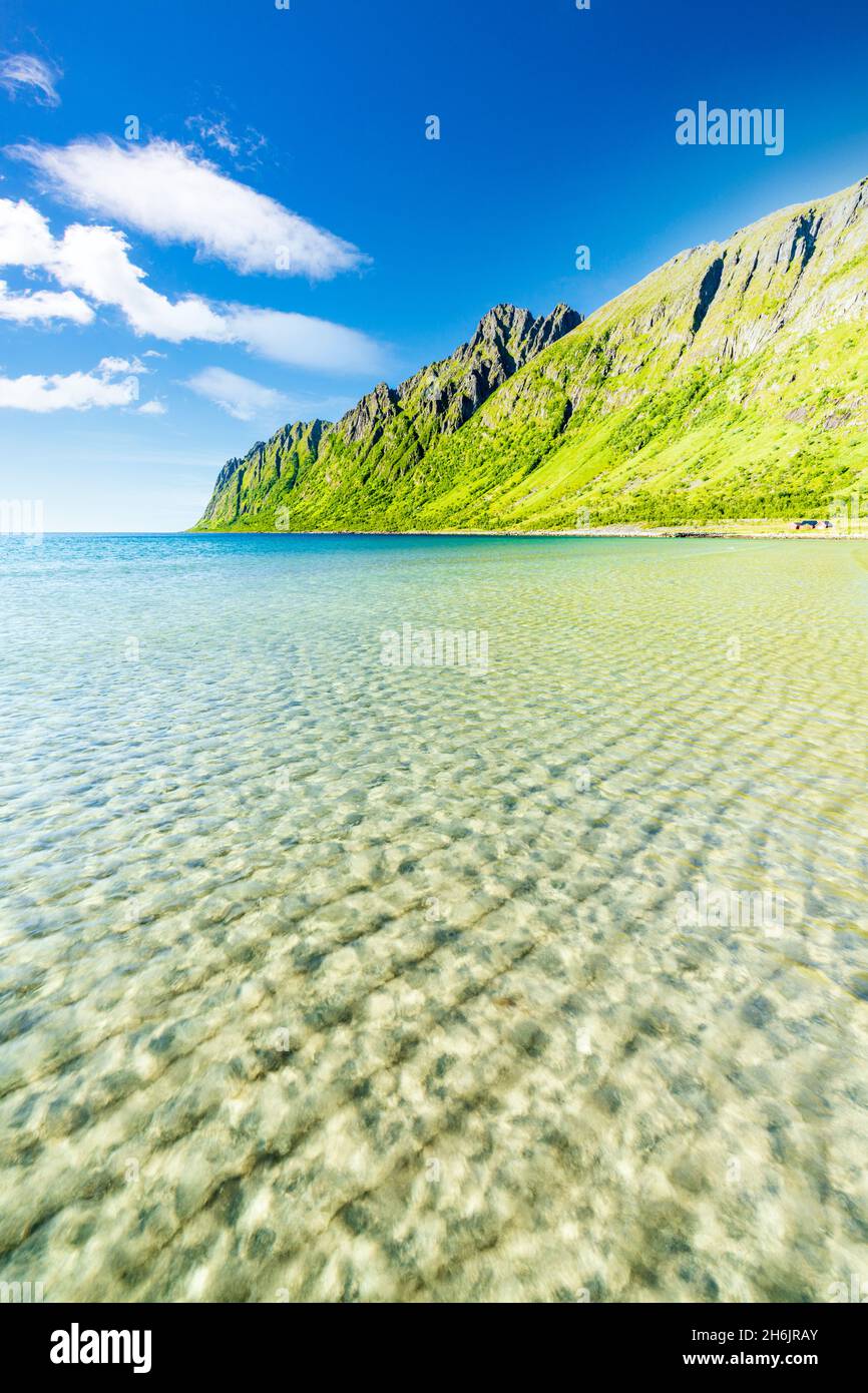 Weißer Sand vom türkisklaren Meer mit Bergen im Hintergrund, Ersfjord Strand, Senja, Troms County, Norwegen, Skandinavien, Europa Stockfoto