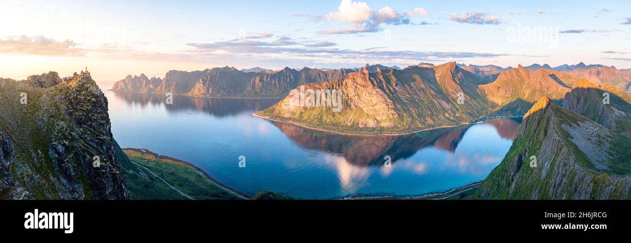 Husfjellet-Berg, der sich im blauen Wasser der Ersfjord- und Steinfjord-Fjorde bei Sonnenuntergang spiegelt, Luftaufnahme, Senja, Troms, Norwegen, Skandinavien, Europa Stockfoto