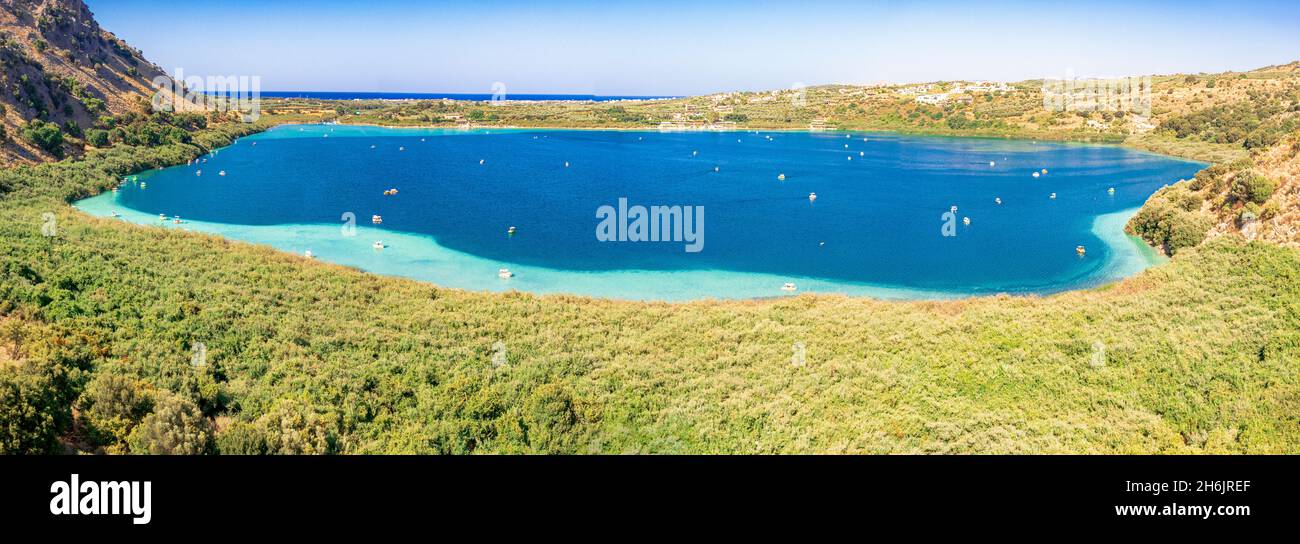 See Kournas umgeben von grünen Pflanzen, Georgioupolis, Chania, Kreta, griechische Inseln, Griechenland, Europa Stockfoto