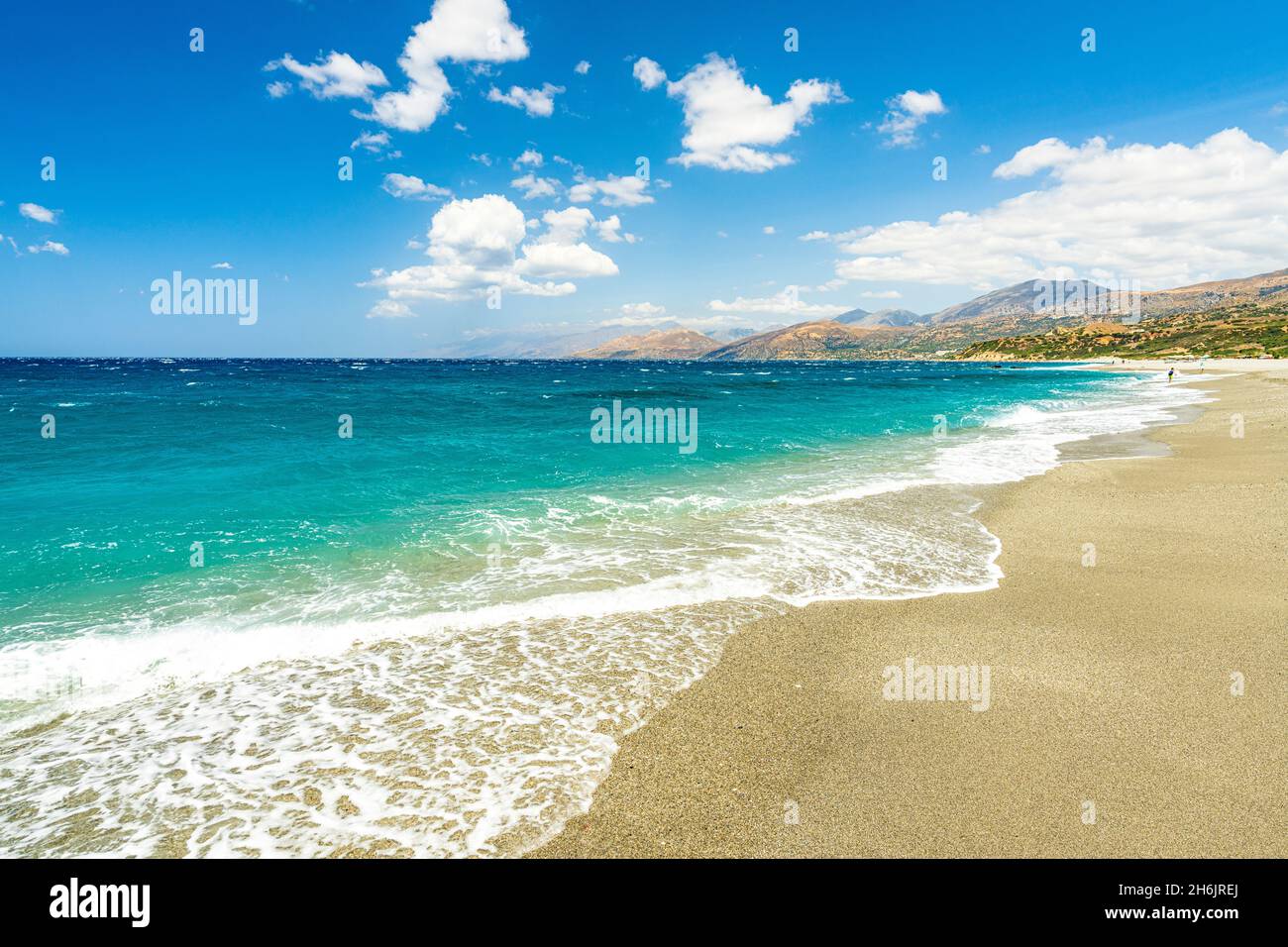 Wellen von türkisblauem Meer, die auf weißem Sand am Strand von Triopetra, auf Plakias, auf Kreta, auf den griechischen Inseln, Griechenland, Europa Stockfoto