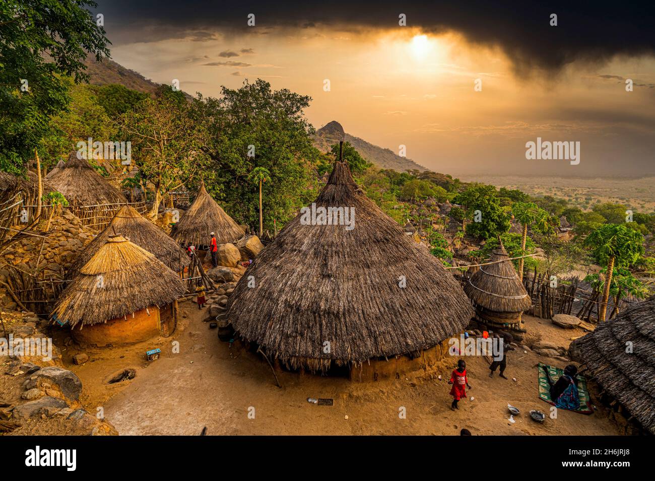 Sonnenuntergang über traditionellen Hütten des Otuho (Lotuko) Stammes, Imatong Berge, Eastern Equatoria, Südsudan, Afrika Stockfoto