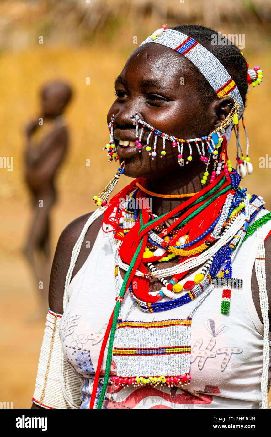 Traditionell gekleidetes junges Mädchen aus dem Stamm der Laarim, Boya Hills, Eastern Equatoria, Südsudan, Afrika Stockfoto