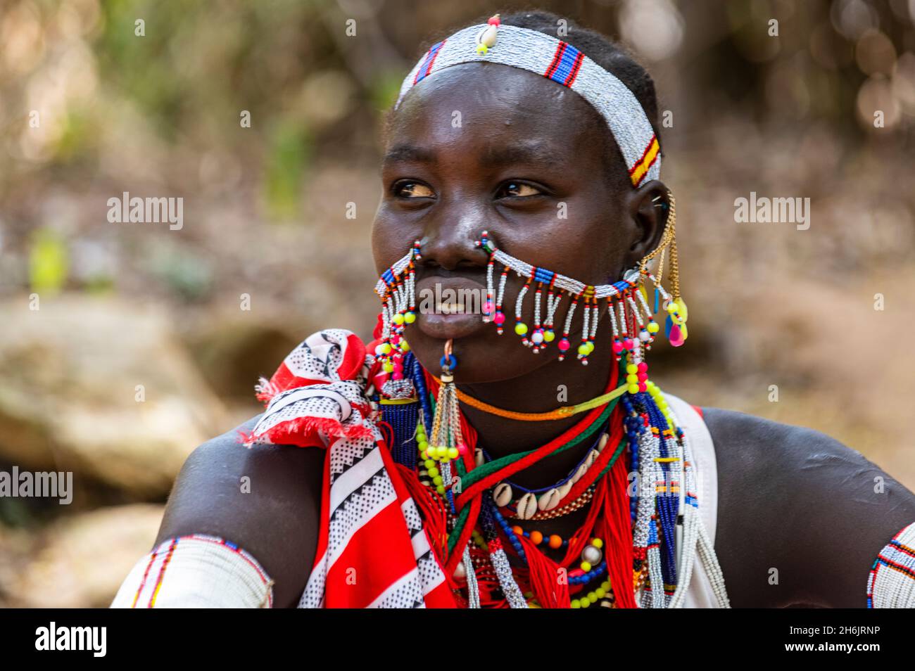 Traditionell gekleidetes junges Mädchen aus dem Stamm der Laarim, Boya Hills, Eastern Equatoria, Südsudan, Afrika Stockfoto