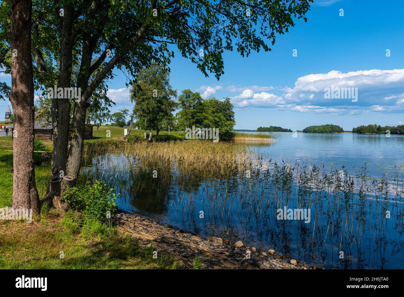 Spiegelnde Gewässer in einer kleinen Bucht, Kizhi Island, Karelien, Russland, Europa Stockfoto