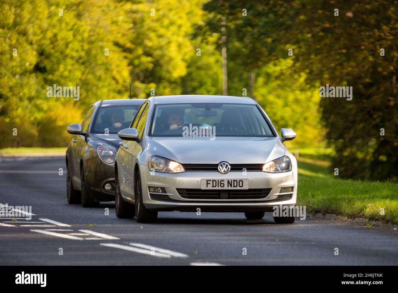 Tailgating on an empty country road Stockfoto