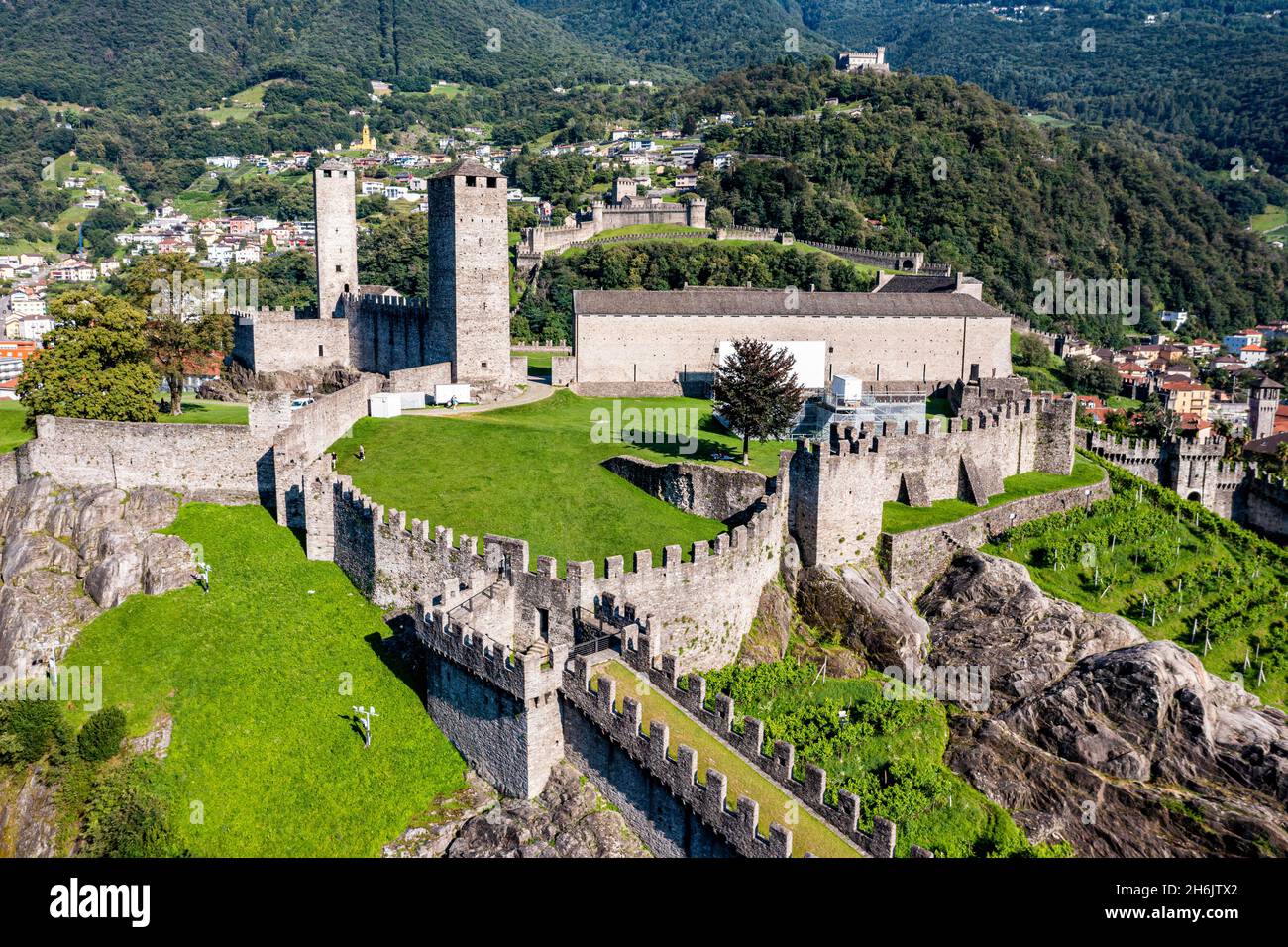 Luftaufnahme der Castlegrande, drei Schlösser von Bellinzona UNESCO-Weltkulturerbe, Tessin, Schweiz, Europa Stockfoto