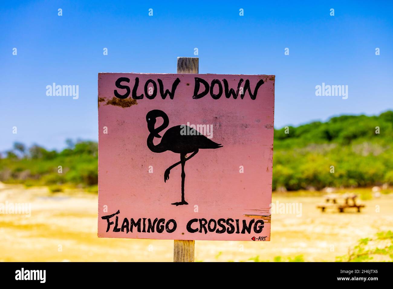 Fahren Sie langsam über das Flamingo-Kreuzungsschild, Bonaire, Niederländische Antillen, Karibik, Mittelamerika Stockfoto