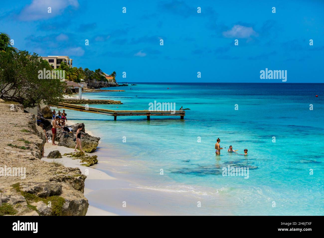 Blick auf das klare blaue Wasser von Bonaire, Niederländische Antillen, Karibik, Mittelamerika Stockfoto