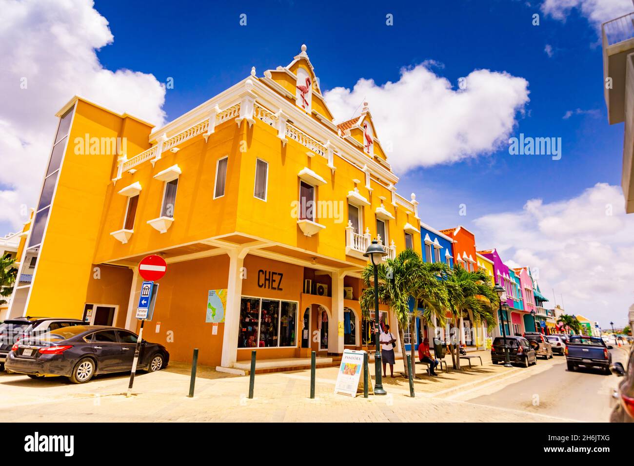 Die schönen bunten Gebäude in der Innenstadt von Kralendijk, Bonaire, Niederländische Antillen, Karibik, Mittelamerika Stockfoto
