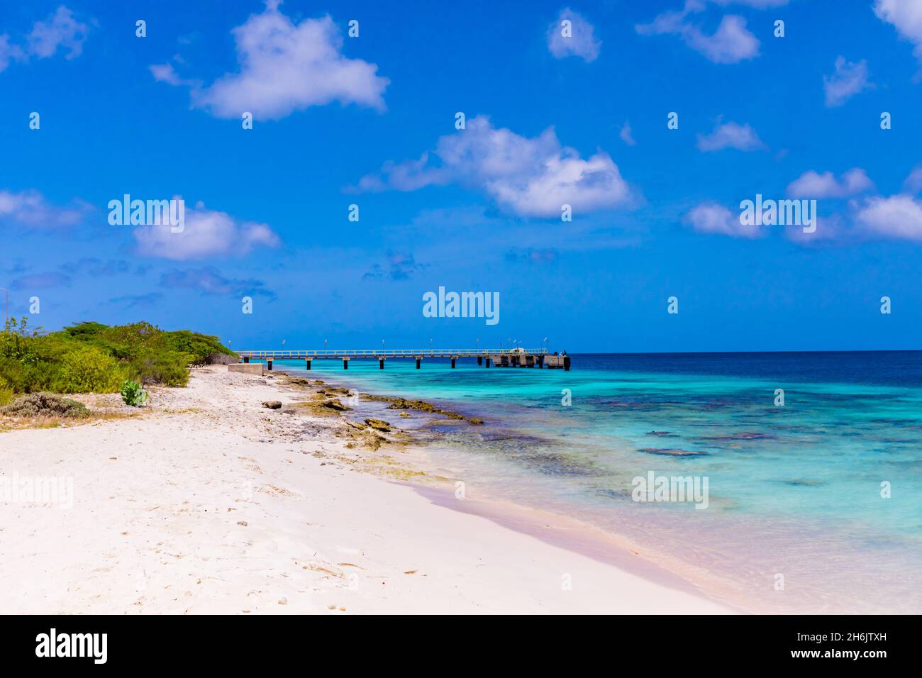 Blick auf die weißen Sandstrände und das klare blaue Wasser von Bonaire, Niederländische Antillen, Karibik, Mittelamerika Stockfoto