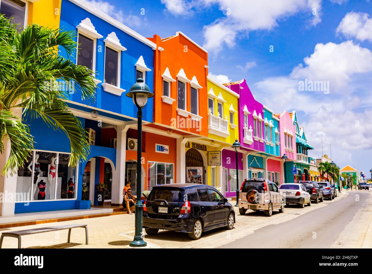 Die schönen bunten Gebäude in der Innenstadt von Kralendijk, Bonaire, Niederländische Antillen, Karibik, Mittelamerika Stockfoto