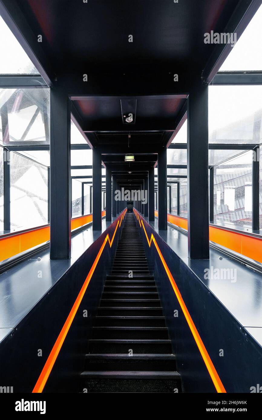 Deutschland, NRW, Essen, Zeche Zollverein; Treppe zum Besucherzentrum und zum Ruhr Museum. Stockfoto