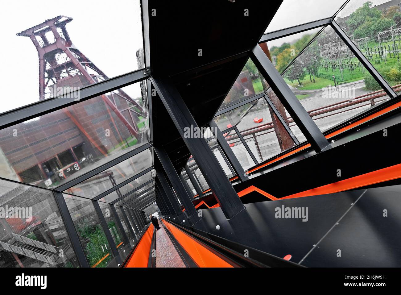 Deutschland, NRW, Essen, Zeche Zollverein; Rolltreppe zum Besucherzentrum und Ruhrmuseum mit Wickelturm. Stockfoto