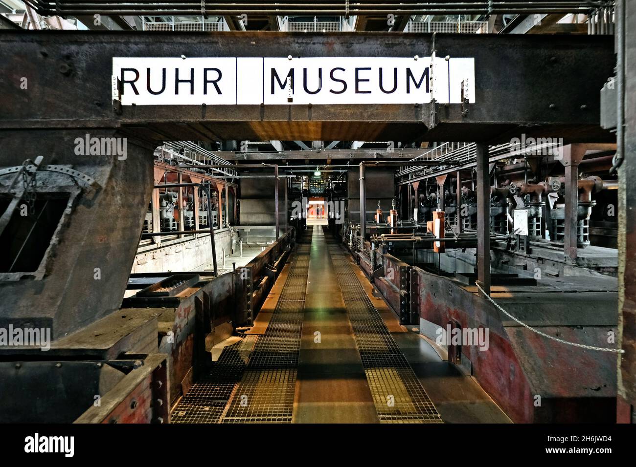 Deutschland, NRW, Essen, Zeche Zollverein; Eingang zum Ruhr Museum durch alte Industrieanlagen. Stockfoto