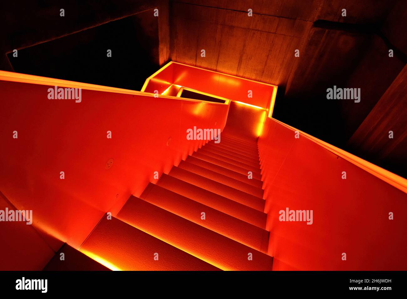 Deutschland, NRW, Essen, Zeche Zollverein; beleuchtete Treppe zum Ruhrmuseum. Stockfoto