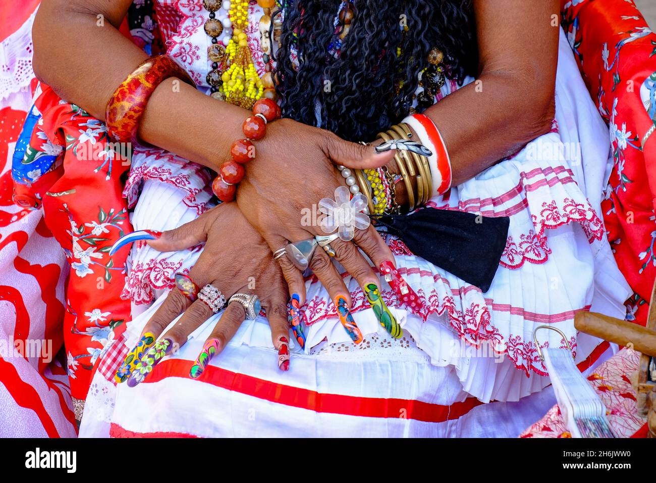 Bunte Nägel auf den gekreuzten Händen einer Dame in traditioneller Kleidung, Alt-Havanna, Kuba, Westindien, Mittelamerika Stockfoto