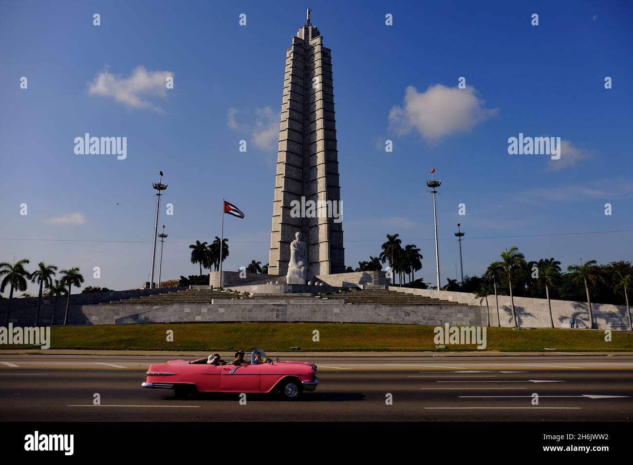 Antike Autofahrten am Jose Marti Denkmal auf der Plaza de la Revolucion (Revolutionsplatz, Havanna, Kuba, Westindien, Mittelamerika Stockfoto