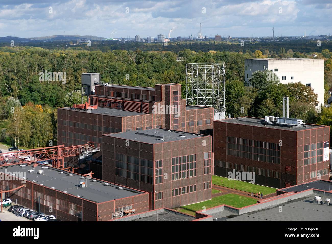 Blick von der Dachterrasse des Besucherzentrums auf das Gelände des Industriekomplexes Zeche Zollverein mit dem Red dot Design Museum. Stockfoto