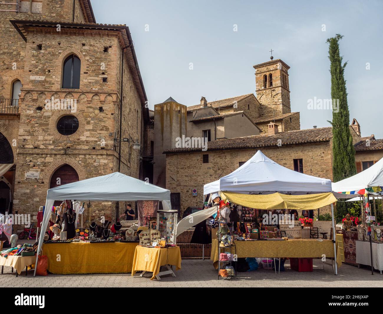 Der Straßenmarkt der Altstadt von Bevagna auf dem Platz hinter der Piazza Silvestri, mit der St. Silvestro Kirche im Hintergrund, Bevagna, Umbrien, Italien Stockfoto