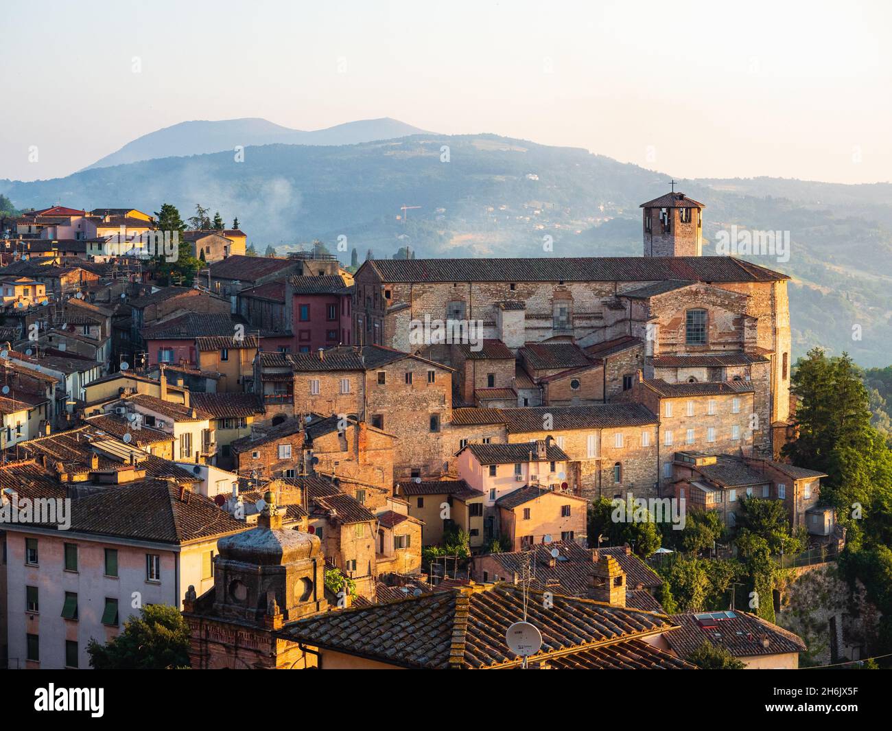 Blick auf Perugias Stadtbild vom Aussichtspunkt Porta Sole bei Sonnenaufgang, Perugia, Umbrien, Italien, Europa Stockfoto