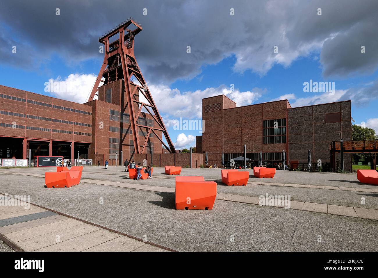 Deutschland, NRW, Essen, Zeche Zollverein; Sitzwürfel auf dem Platz zwischen Besucherzentrum und dem verwinkelten Turm. Stockfoto