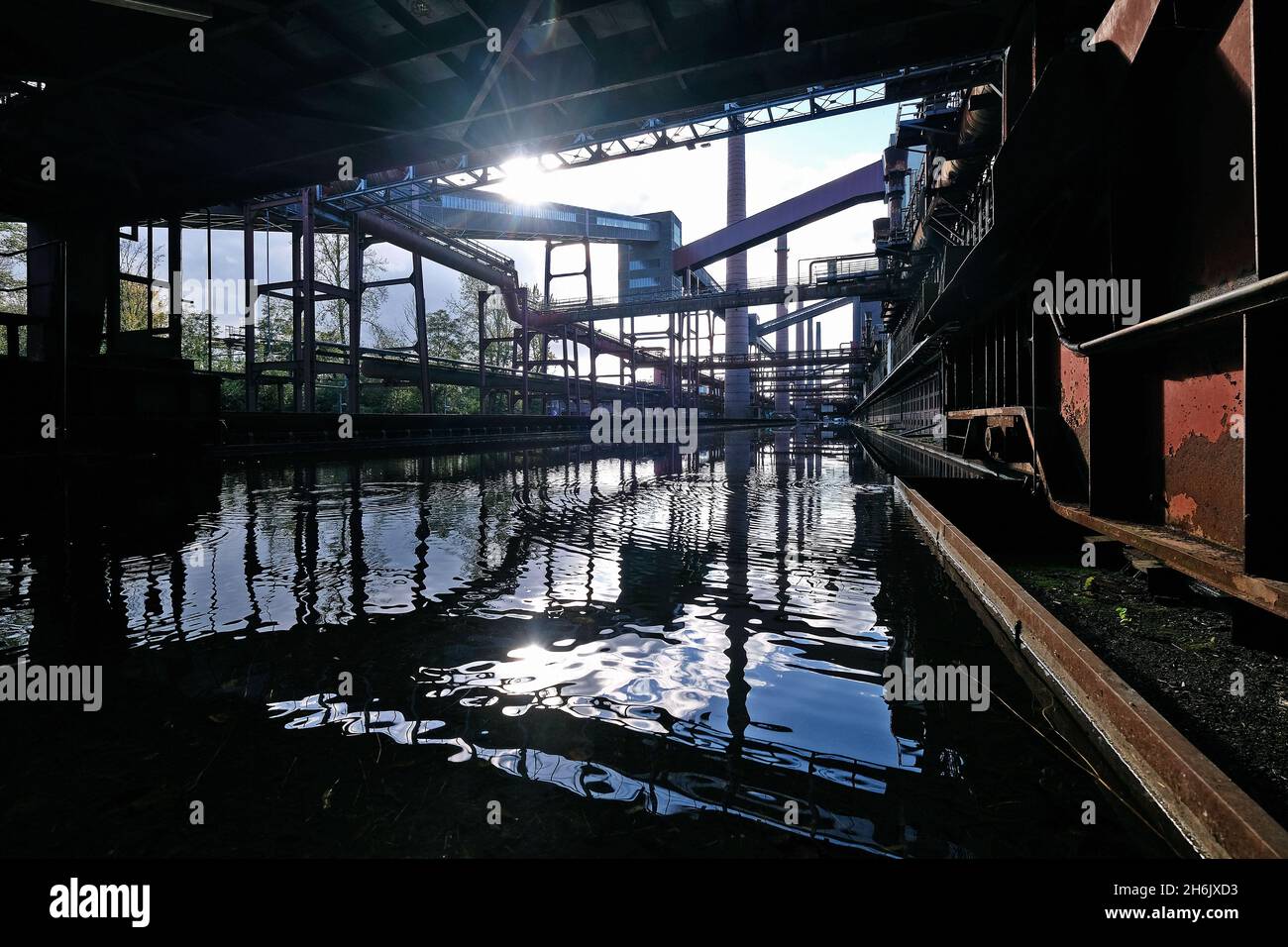 Deutschland, NRW, Essen, Zeche Zollverein; Reflexionen in der Wasseroberfläche neben der Kokerei. Stockfoto