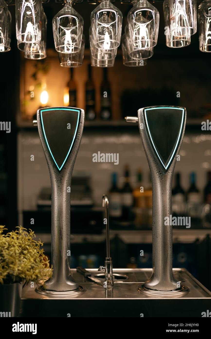 Gläser und Zapfhähne Bier in einem Pub Stockfoto