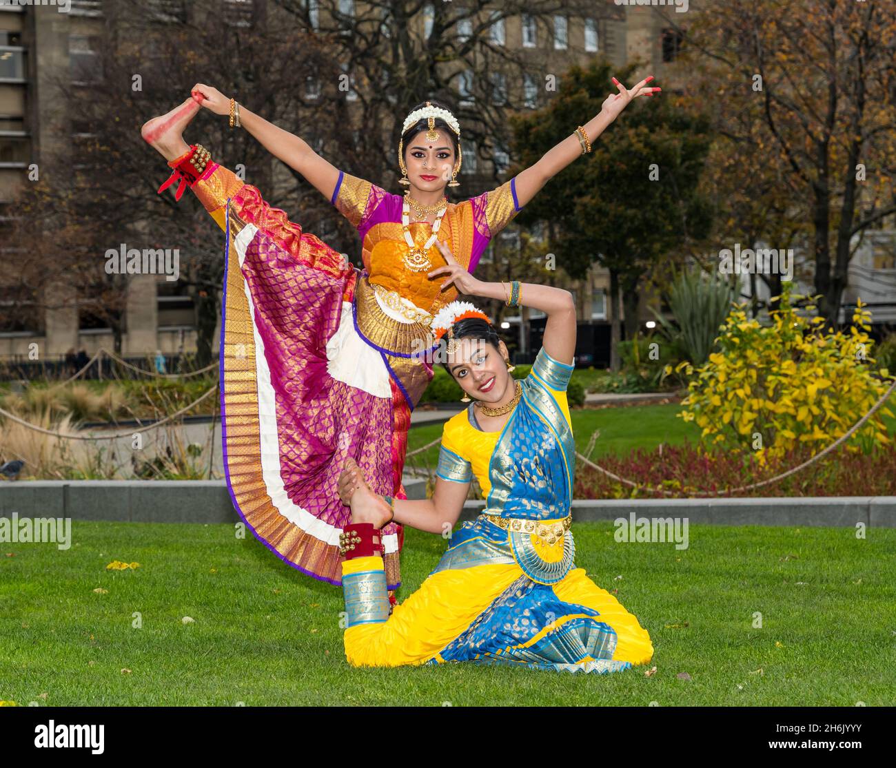 St Andrew Square, Edinburgh, Schottland, Großbritannien, Diwali: Die multikulturelle Feier in Edinburgh beginnt am 21. November zum ersten Mal seit 2 Jahren. Im Bild: Farbenfrohe indische Tänzer in traditioneller Kleidung von Dance Ihayami starten die Edinburgh Diwali-Feierlichkeiten Stockfoto