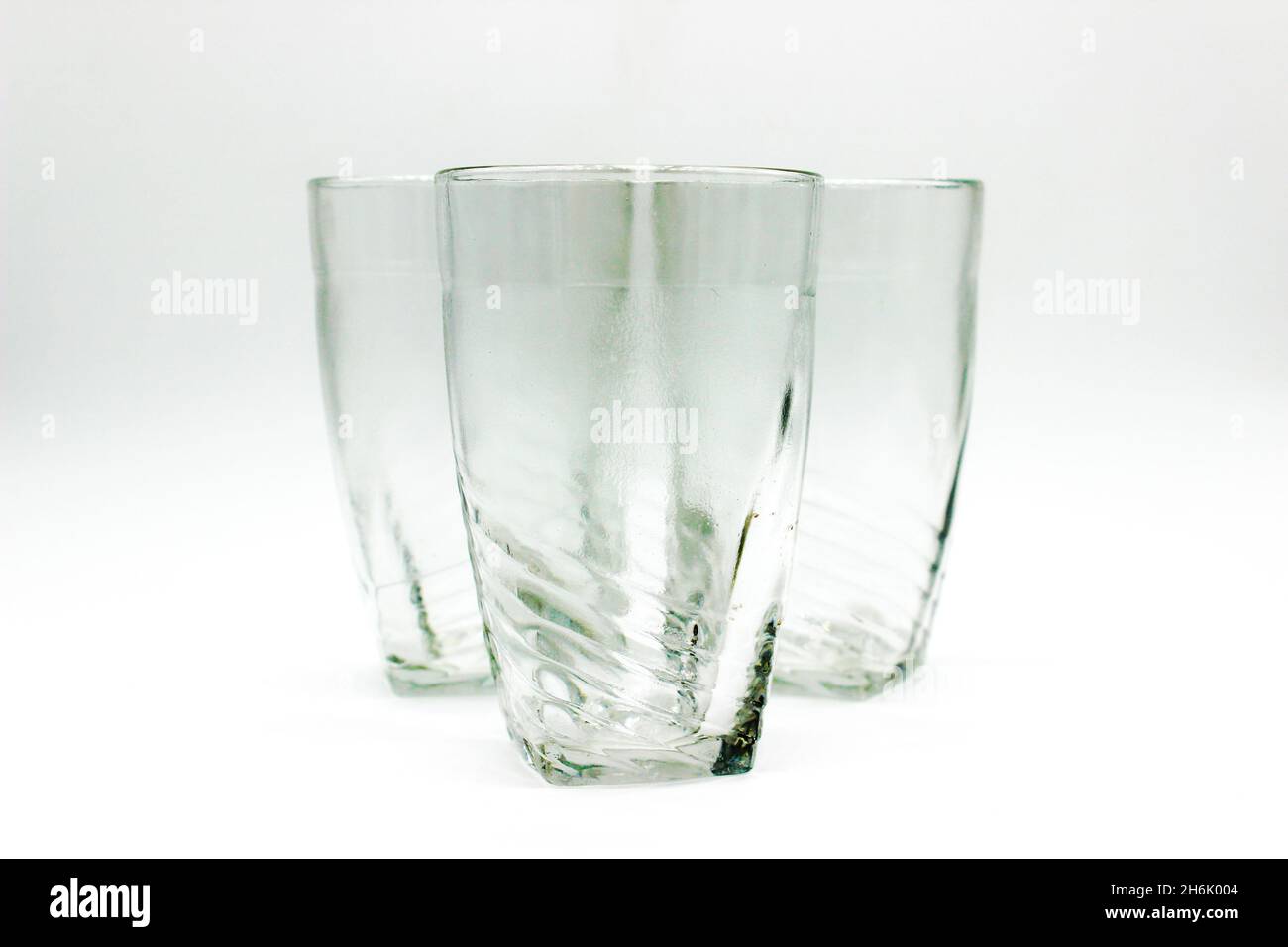 Glasbecher auf weißem Hintergrund mit selektivem Fokus Stockfoto