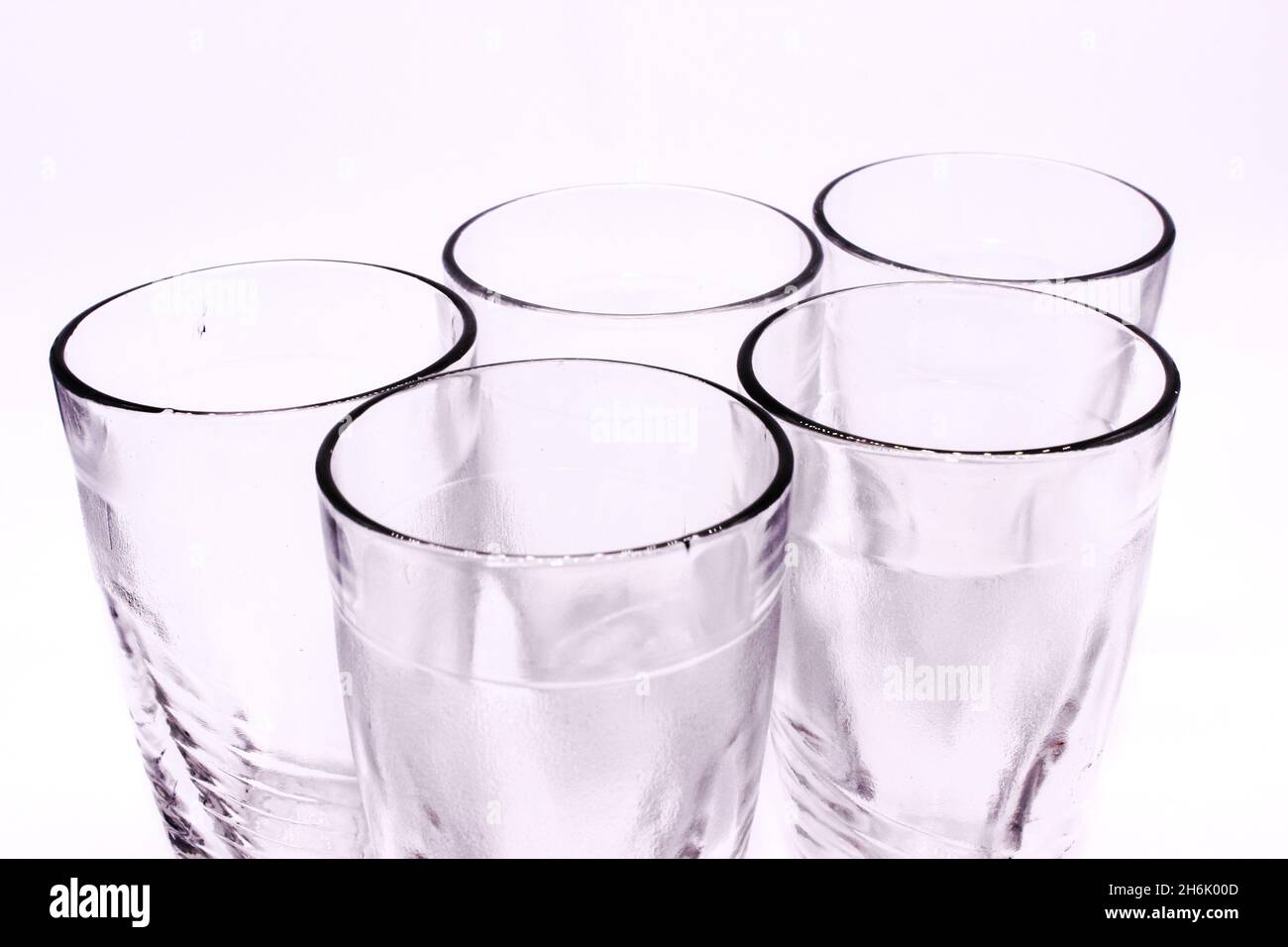 Glasbecher auf weißem Hintergrund mit selektivem Fokus Stockfoto