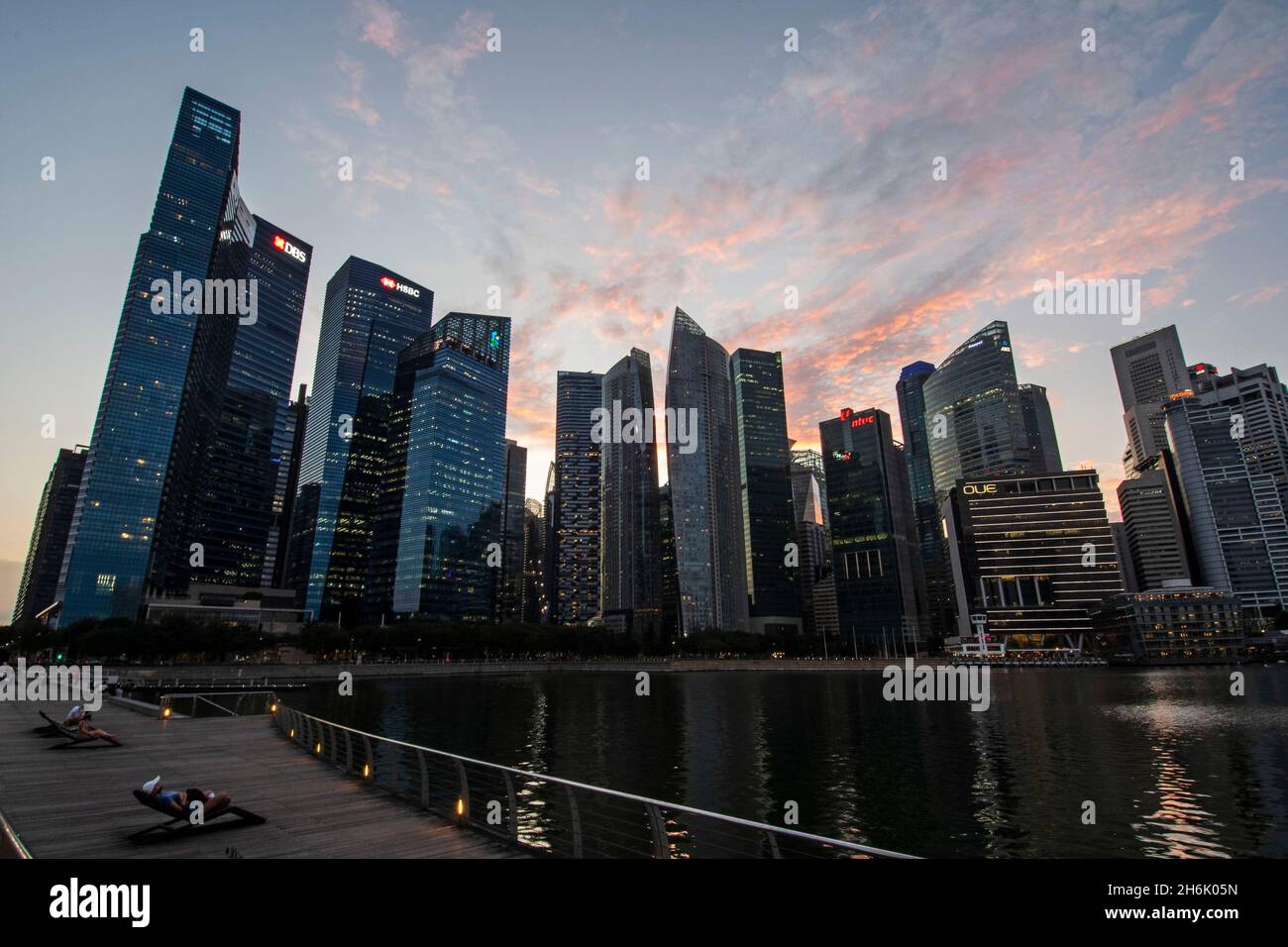 Singapur. November 2021. Am 16. November 2021 genießen die Menschen den Blick in die Dämmerung in Singapurs Marina Bay. Quelle: Then Chih Wey/Xinhua/Alamy Live News Stockfoto