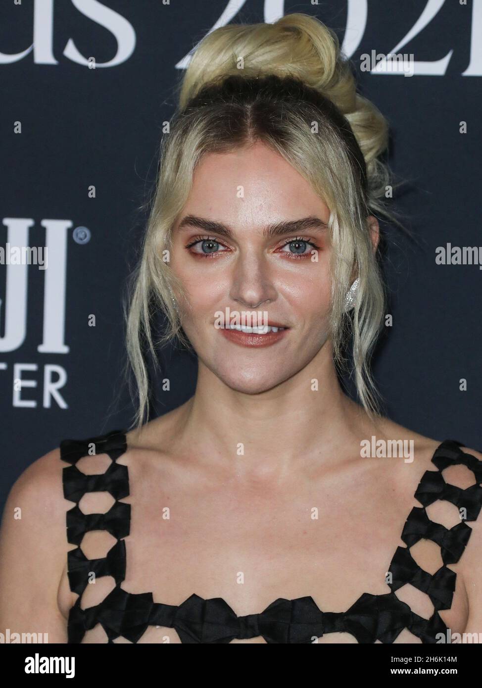 Los Angeles, Usa. November 2021. LOS ANGELES, KALIFORNIEN, USA - 15. NOVEMBER: Die Schauspielerin Madeline Brewer im Kleid Cong Tri, den Schuhen von Jimmy Choo und den Ohrringen von Vhernier kommt bei den 6. Jährlichen InStyle Awards 2021 an, die am 15. November 2021 im Getty Center in Los Angeles, Kalifornien, USA, verliehen werden. (Foto: Xavier Collin/Image Press Agency/Sipa USA) Quelle: SIPA USA/Alamy Live News Stockfoto