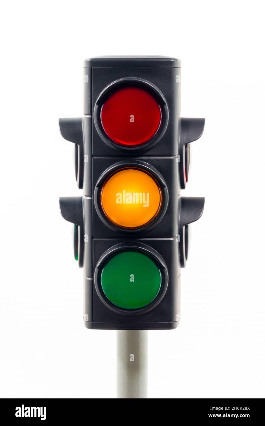 Die Ampel Zeigt Gelbes Blinklicht. Welches Verhalten Ist Richtig Die Ampel ist auf weißem Hintergrund isoliert und zeigt ein gelbes