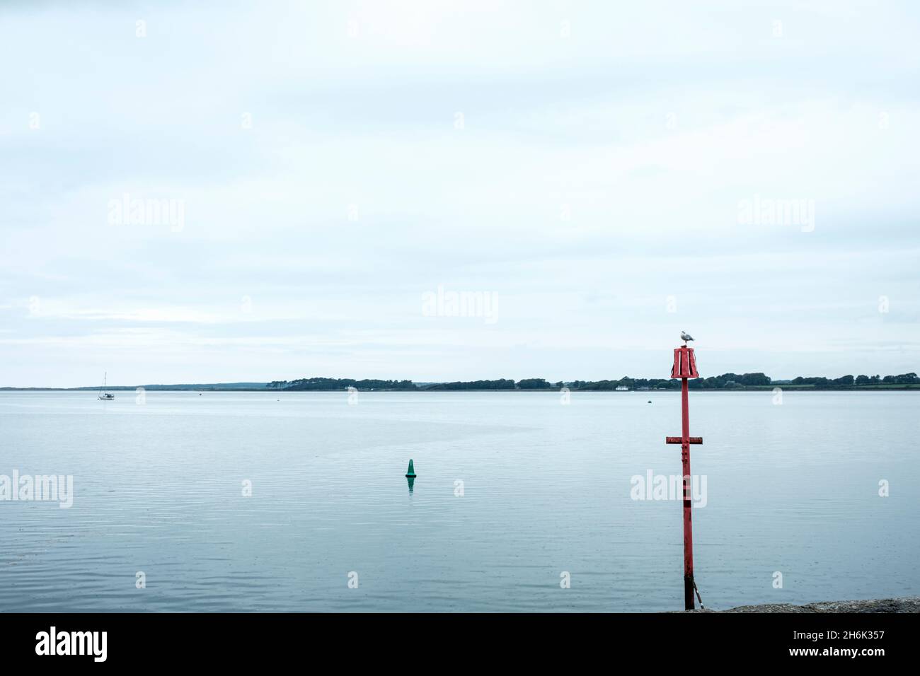 Feuchter Tag mit Blick auf die Menai-Meerenge von Caernarfon, Gwynedd, Wales, Großbritannien, Stockfoto