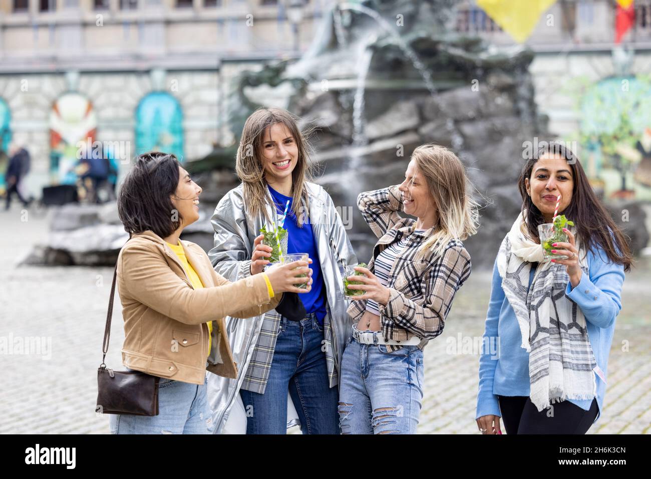 Muti ethnische Gruppe von weiblichen Freunden, die Spaß haben, Cocktails im Freien in der Stadt in Bar Restaurant zu trinken. Hochwertige Fotos Stockfoto