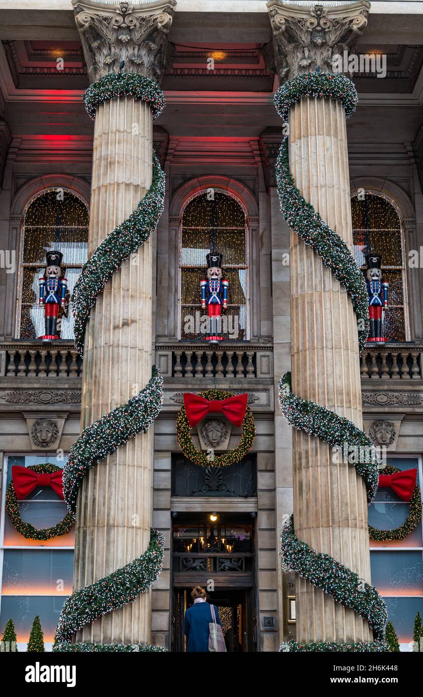 Edinburgh, Schottland, Großbritannien, 16th. November 2021. Weihnachtsdekorationen: Das Stadtzentrum sieht mit den traditionellen großen Dekorationen im Dome auf der George Street festlich aus Stockfoto