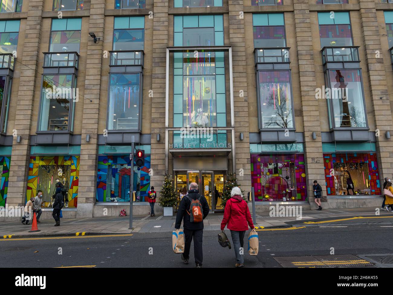 Edinburgh, Schottland, Großbritannien, 16th. November 2021. Weihnachtsdekorationen: Das Stadtzentrum sieht mit Dekorationen in den Fenstern des Kaufhauses Harvey Nichols festlich aus. Stockfoto