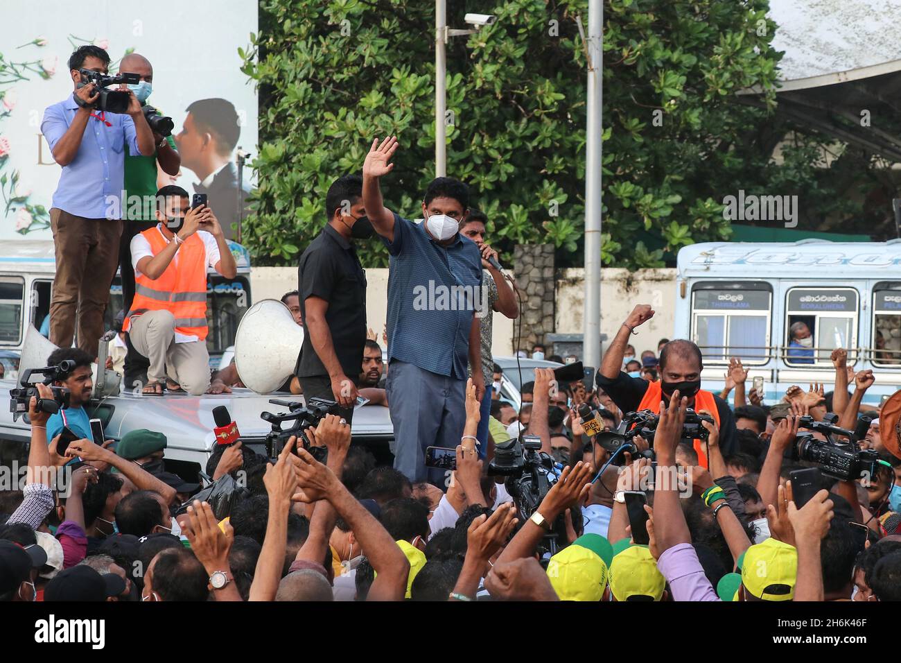 Colombo, Sri Lanka. November 2021. Der führende Oppositionsführer Sri Lankas, Sajith Premadasa, hat sich am 16. November 2021 bei einer Kundgebung in Colombo gegen das gewandt, was sie behaupten, dass es den schweren Mangel an Kochgas, Zucker, Kerosin-Öl und einigen anderen Rohstoffen anprangern soll, da das Land vor einer großen Währungskrise steht. (Foto: Saman Abesiriwardana/Pacific Press) Quelle: Pacific Press Media Production Corp./Alamy Live News Stockfoto