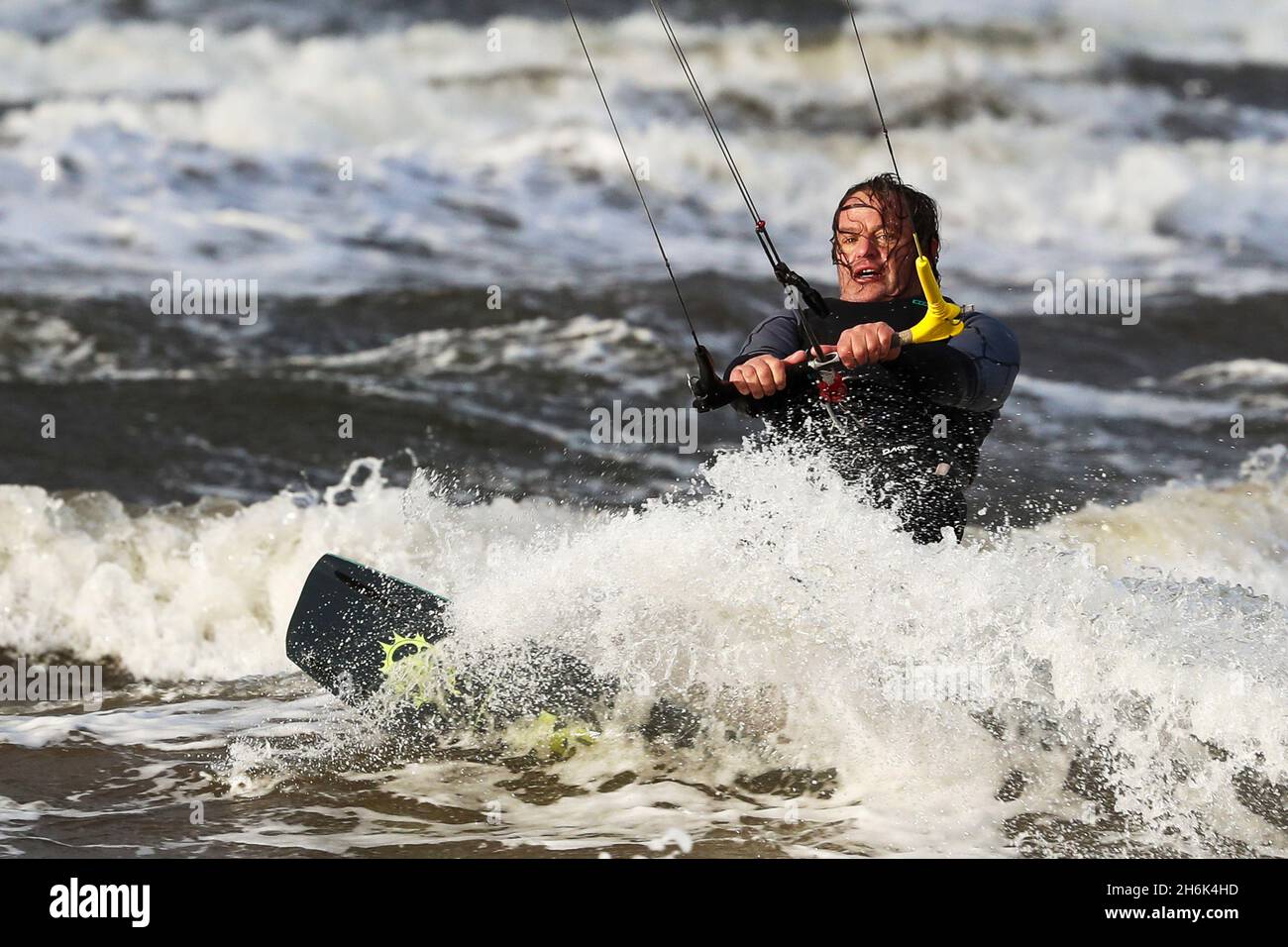 Windsurfer am Firth of Clyde, vor der Küste von Troon, Ayrshire, Schottland, Großbritannien Stockfoto