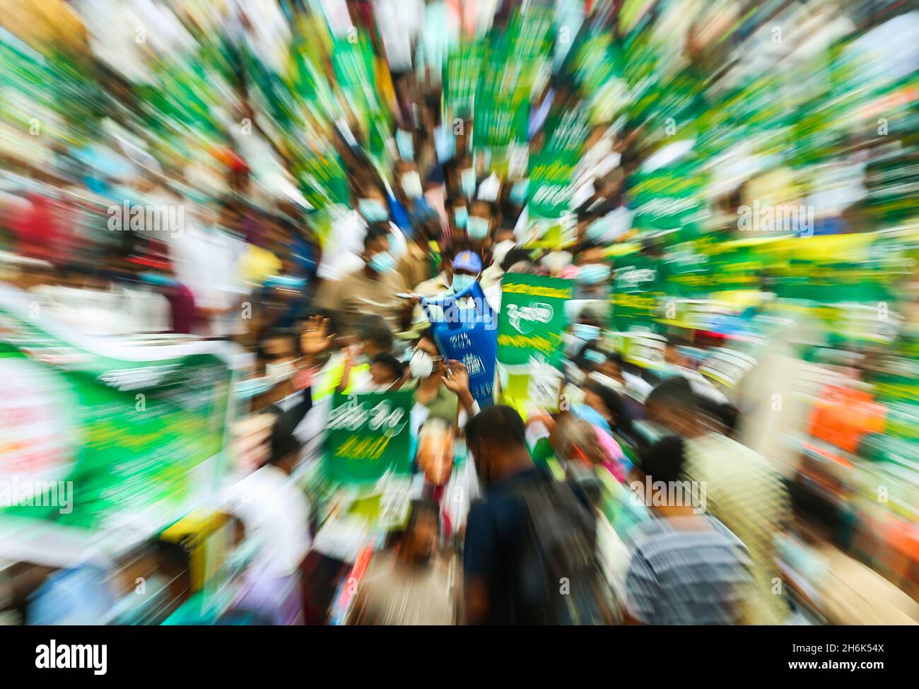 16. November 2021, colombo, Sri Lanka: Aktivisten der Opposition halten während einer Kundgebung in Colombo am 16. November 2021 Transparente und Plakate gegen das, was sie behaupten, dass es den schweren Mangel an Kochgas, Zucker, Kerosin-Öl und einigen anderen Rohstoffen anprangern soll, da das Land vor einer großen Währungskrise steht. (Bild: © Pradeep Dambarage/ZUMA Press Wire) Stockfoto