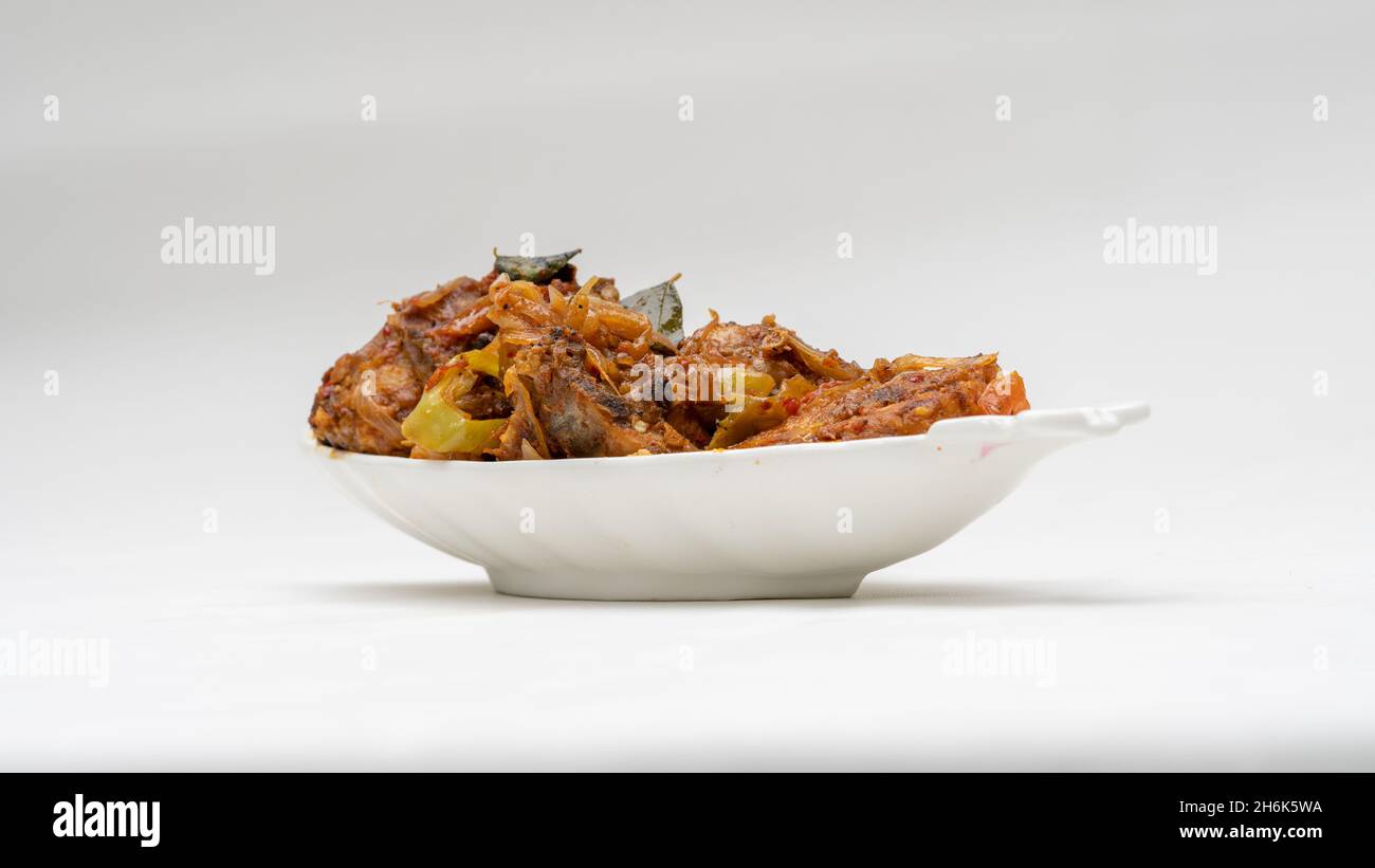 Spicy Chicken Deviled, auf weißem Hintergrund isoliertes, gedeviltes, Stockfoto