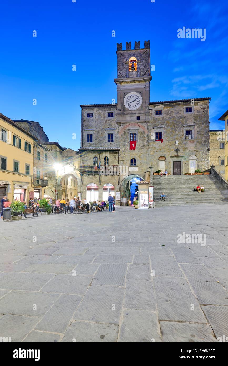 Cortona Arezzo Toskana Italien. Palazzo del Popolo auf der Piazza della Repubblica bei Sonnenuntergang Stockfoto