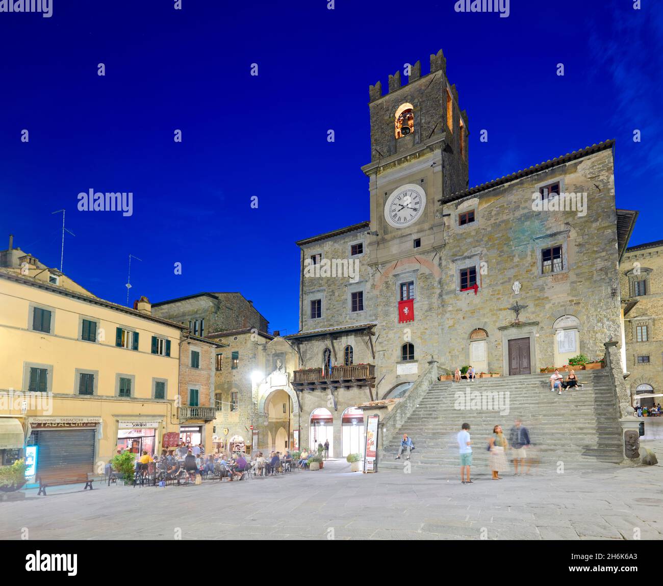 Cortona Arezzo Toskana Italien. Palazzo del Popolo auf der Piazza della Repubblica bei Sonnenuntergang Stockfoto