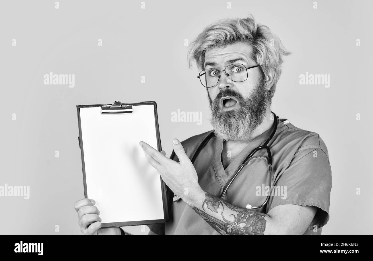 Krankenhausbehandlung. Mann bärtiger Arzt mit Ordner. Suchen Sie dringend einen Arzt auf. Evidenzbasierte Medizin. Coronavirus-Konzept. Bestrahlungsprotokolle Stockfoto