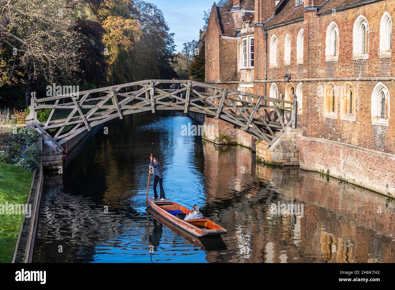 Selbstfahrer-Punt fährt unter der Mathematical Bridge, Cambridge, Großbritannien. Stockfoto