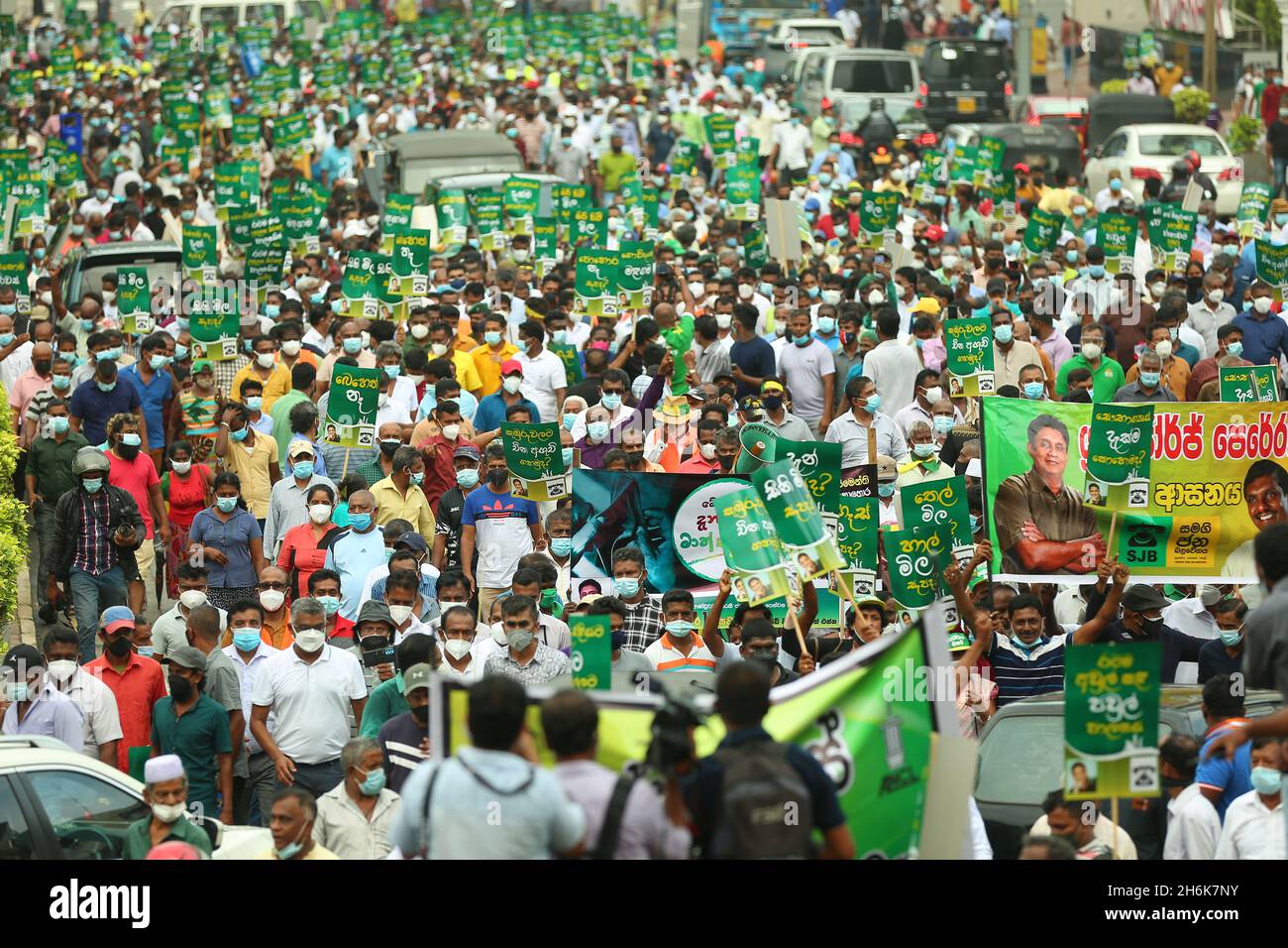 16. November 2021, colombo, Sri Lanka: Aktivisten der Opposition halten während einer Kundgebung in Colombo am 16. November 2021 Transparente und Plakate gegen das, was sie behaupten, dass es den schweren Mangel an Kochgas, Zucker, Kerosin-Öl und einigen anderen Rohstoffen anprangern soll, da das Land vor einer großen Währungskrise steht. (Bild: © Pradeep Dambarage/ZUMA Press Wire) Stockfoto