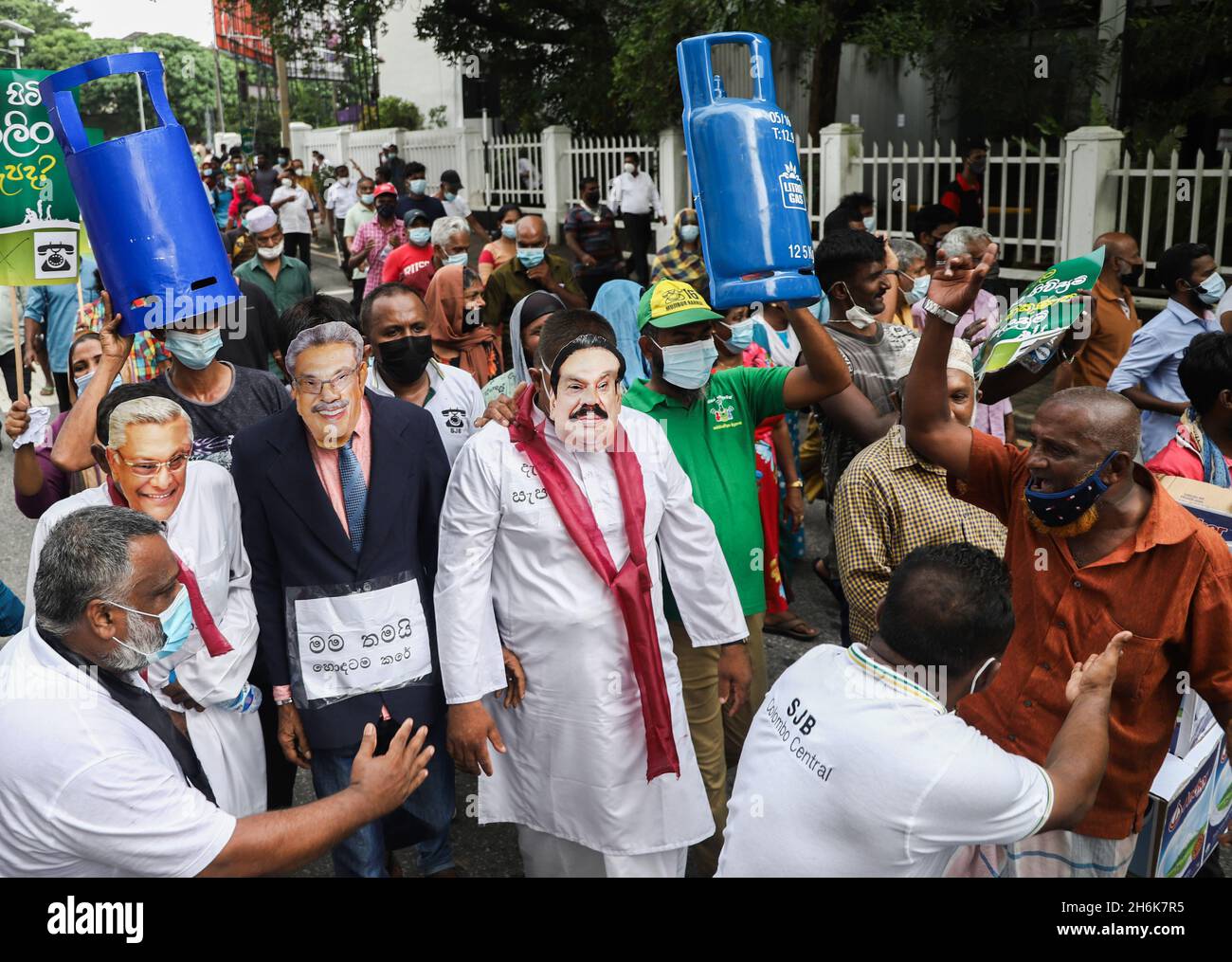 16. November 2021, colombo, Sri Lanka: Aktivisten der Opposition tragen Gesichtsmaske Minister Chamal Rajapaksa, Präsident Gotabaya Rajapaksa, Premierminister Mahinda Rajapaksa während einer Kundgebung in Colombo am 16. November 2021 gegen das, was sie behaupten, sei der schwere Mangel an Kochgas, Zucker, Kerosin-Öl und einige andere Rohstoffe, da das Land vor einer großen Währungskrise steht. (Bild: © Pradeep Dambarage/ZUMA Press Wire) Stockfoto