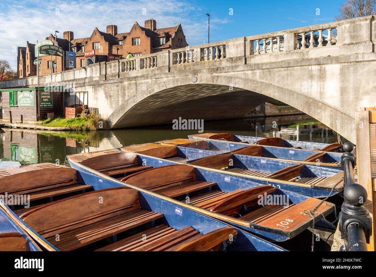 Punts liegen an der River Cam, Cambridge, Großbritannien. Stockfoto
