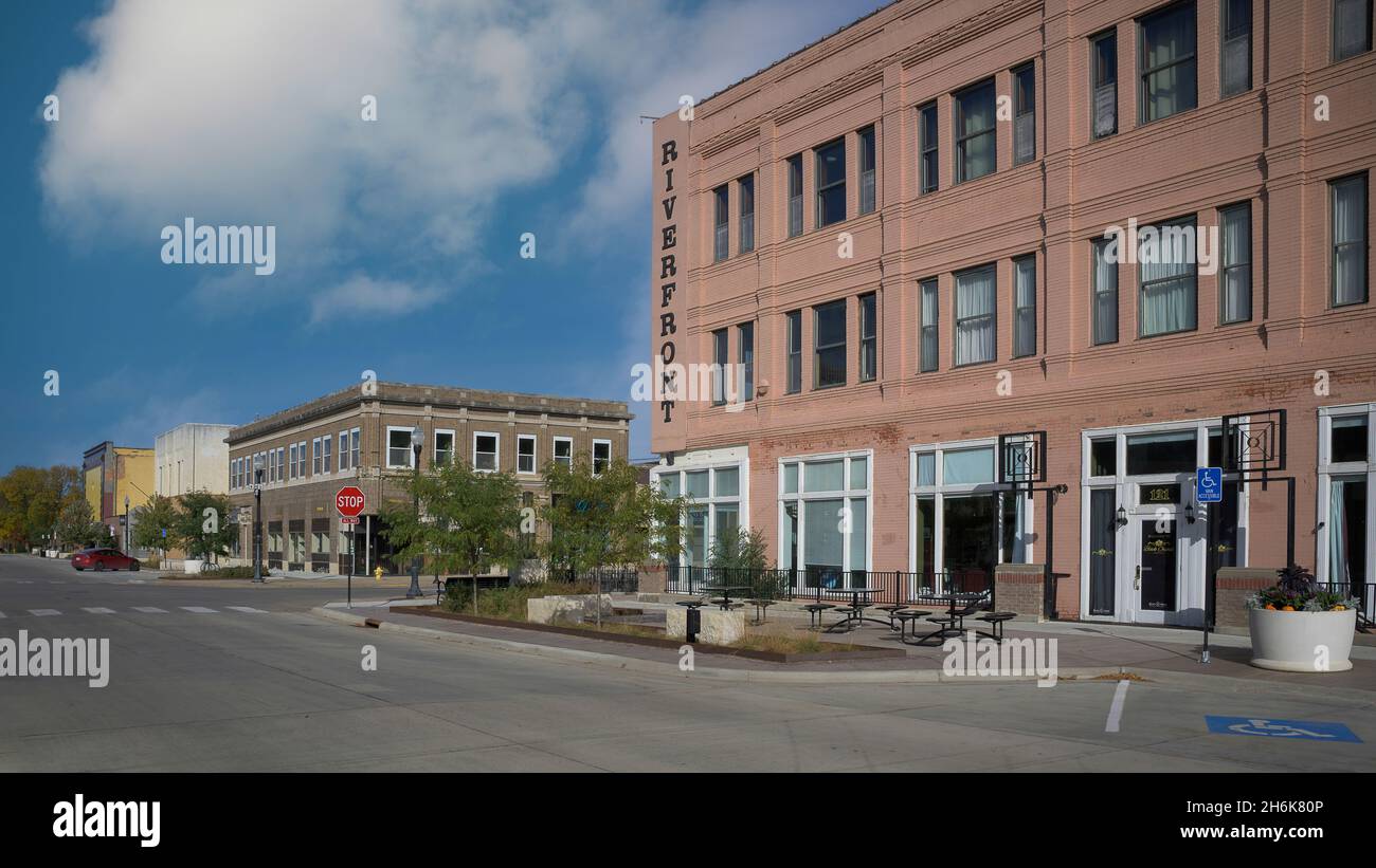 Gebäude am Flussufer an der Ecke der 3rd Street und Walnut Street im historischen Stadtzentrum von Yankton, South Dakota Stockfoto
